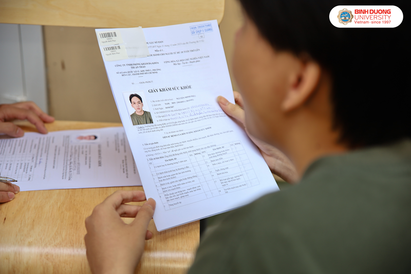 sinh vien k28 kham suc khoe (8)